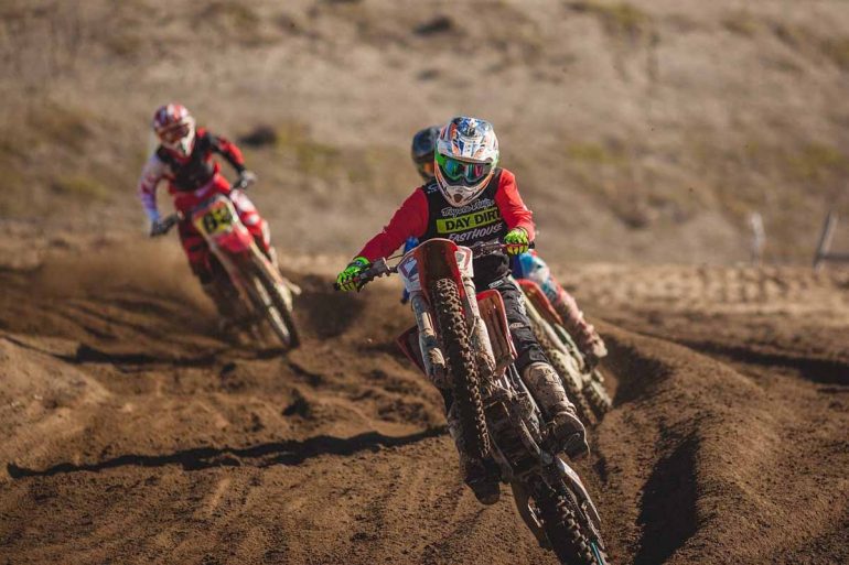 Comment faire un wheeling en moto